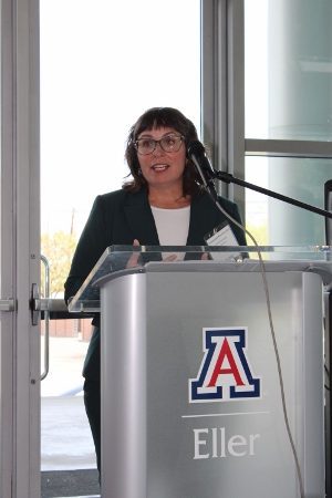 Jamie Kennealy was recently honored with a Lighting the Way award at the @uarizonaeller annual Professionals Who Shine celebration